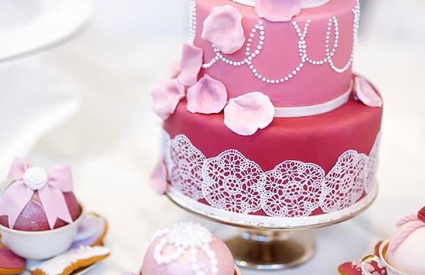 Torta per la prima comunione con decori fatti a mano in pasta di